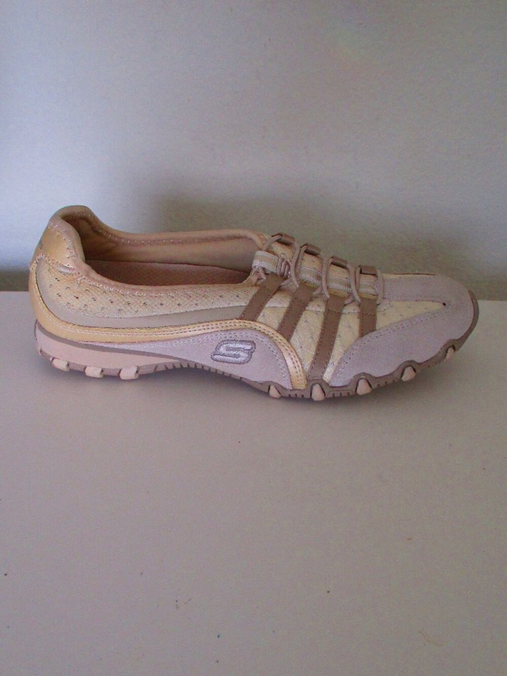 Skechers Womens Bone Leather & Textile Fashion Sneaker - Size 6M